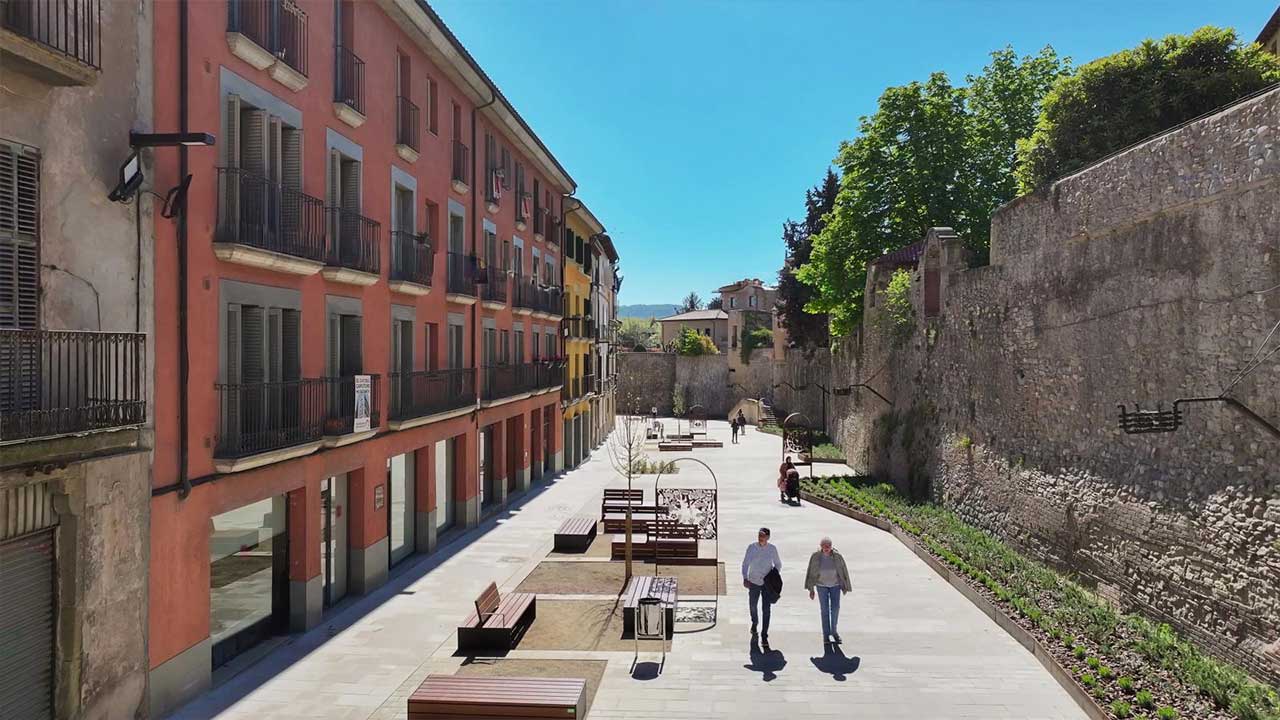 Bancos ARQ en el centro histórico de Vic